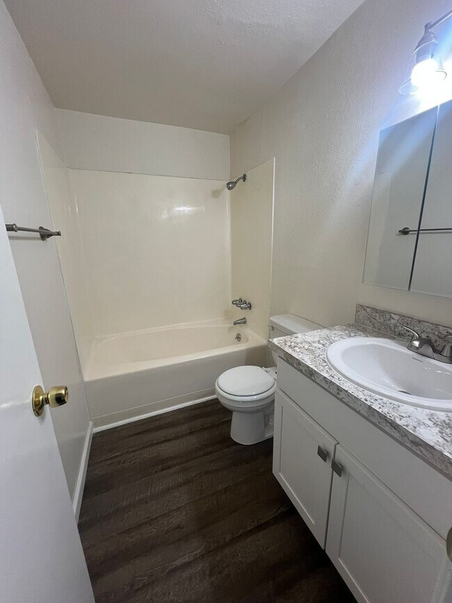 Foto del edificio - One Bedroom, One Bathroom Downstairs Apart...