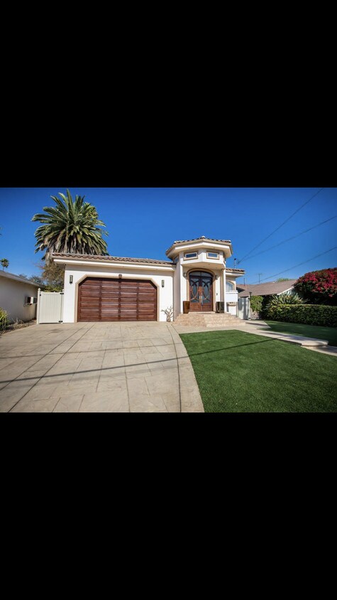 Foto principal - 12945 Calvert St