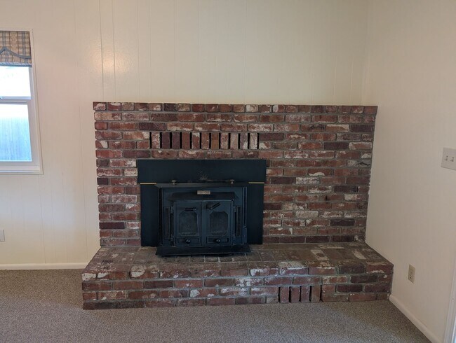 Building Photo - 4 Bedroom 2 Bath Near Westside Shopping Center