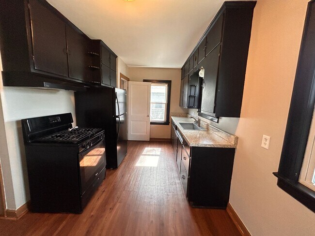 Foto del edificio - 3 bedroom, 1 bath in Rock island