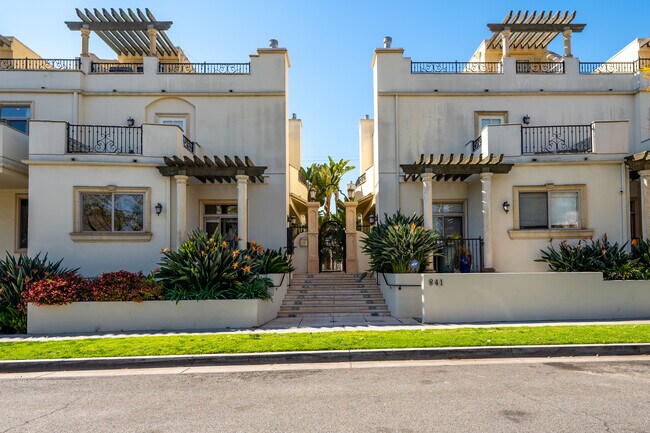 Para ver llame a Bella (310)498-6575 - 841 Westmount Dr