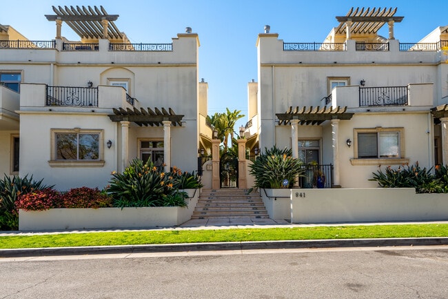 To View Call Bella (310)498-6575 - 841 Westmount Dr