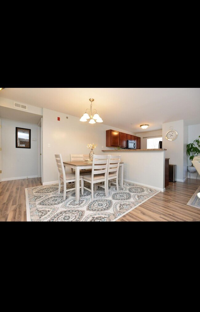 Building Photo - 2470 Lampong Dr