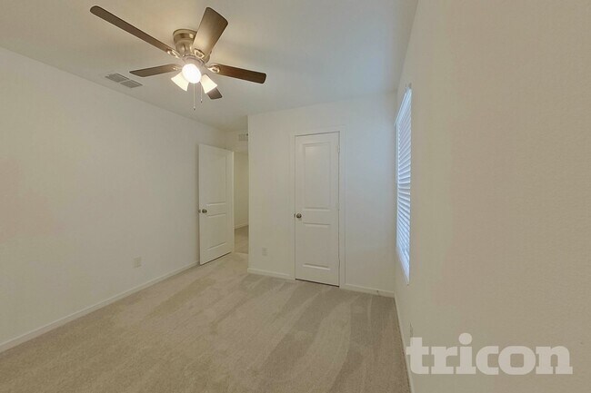 Foto del edificio - 834 Ginkgo Wy