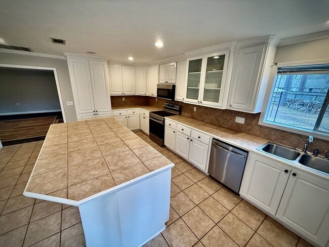 Foto del edificio - Great 3 BR home by the Reservoir