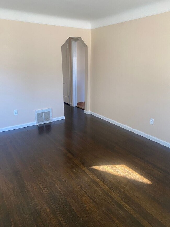 Building Photo - Three bedroom 1 bath bungalow with finishe...