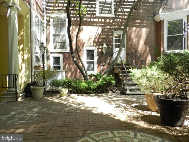 Building Photo - 1008 Spruce St