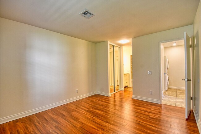Building Photo - 2 Master Suite Condo in Terra Vista