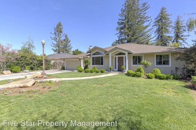 Building Photo - 425 Panchita Way