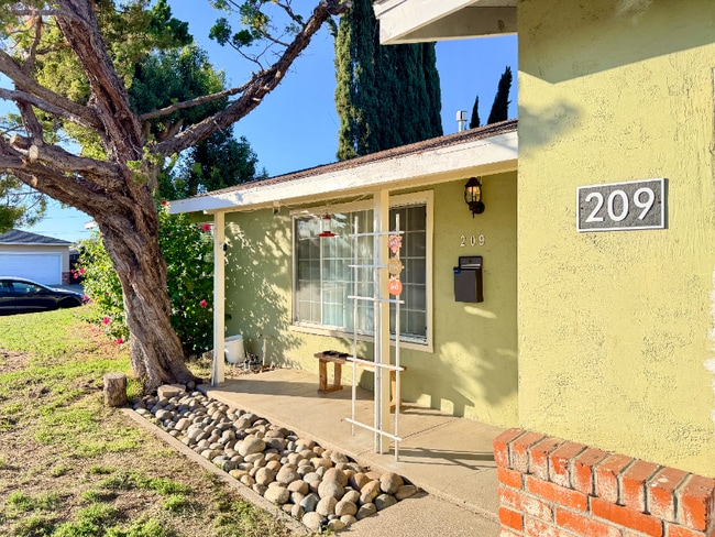 Building Photo - 209 Grant Ct