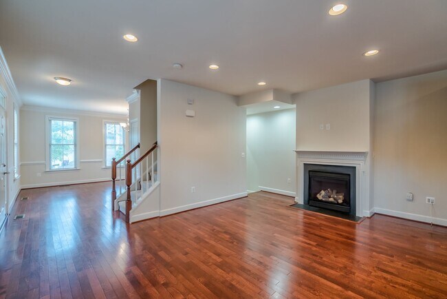 Foto del edificio - Gorgeous And Upgraded 2 Bedroom 3.5 Bathroom End Unit Townhome In Popular Shirlington Crest