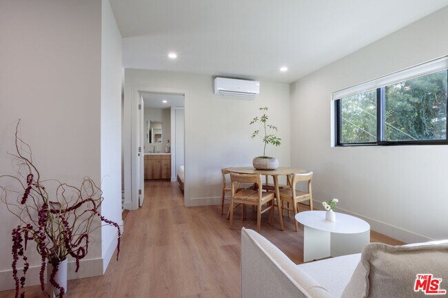 Foto del edificio - 859 N Mansfield Ave