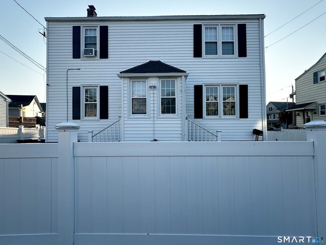 Building Photo - 339 Thompson St