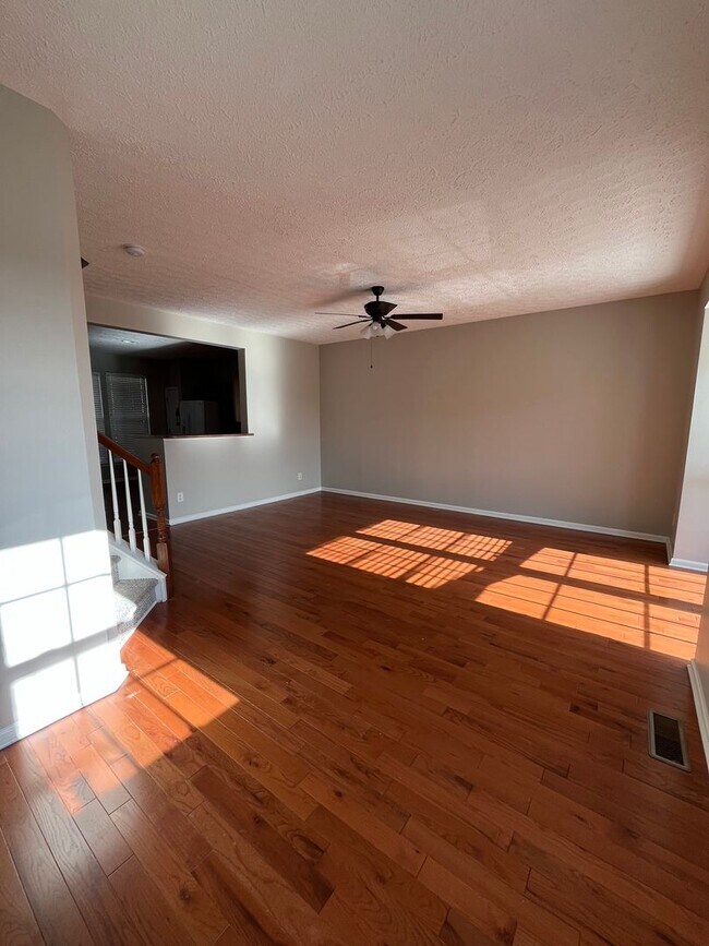 Foto del edificio - 2 Bedroom/ 2.5 Bath Townhome with 1 Car Garage, Laminate Floors, Minutes to Bellevue and Nashvill...