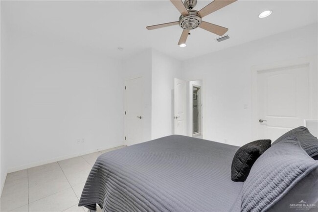 Building Photo - 21 E Thornhill Ave