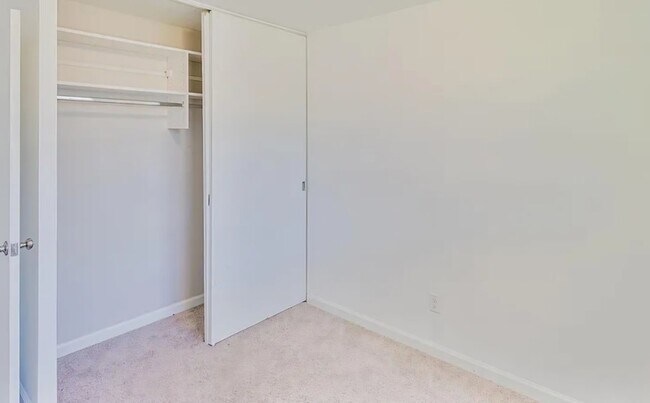 Foto del edificio - 2715 Farnsworth Dr