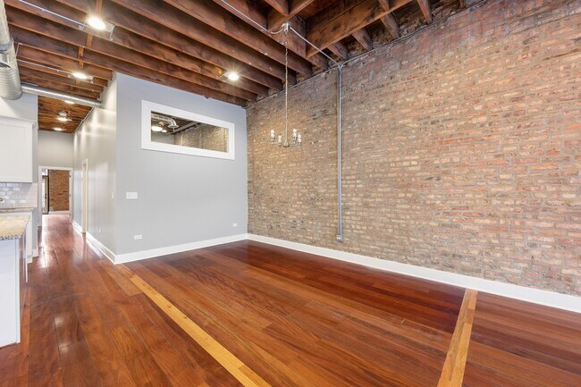 Foto del edificio - 1015 W Lake St