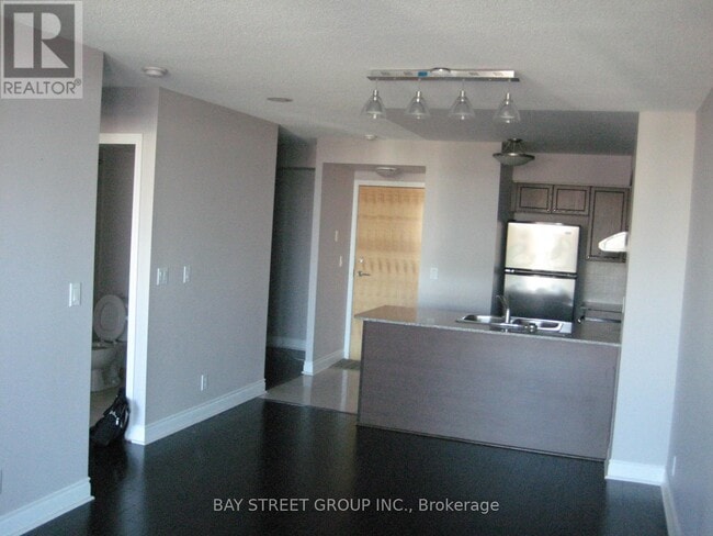 Building Photo - 55 S Town Centre Blvd