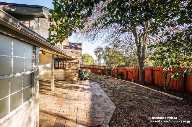 Foto del edificio - 2120 Wychwood Dr