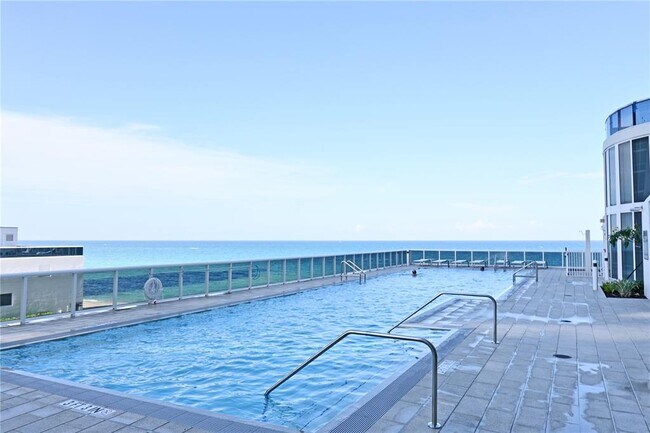 Foto del edificio - 15811 Collins Ave