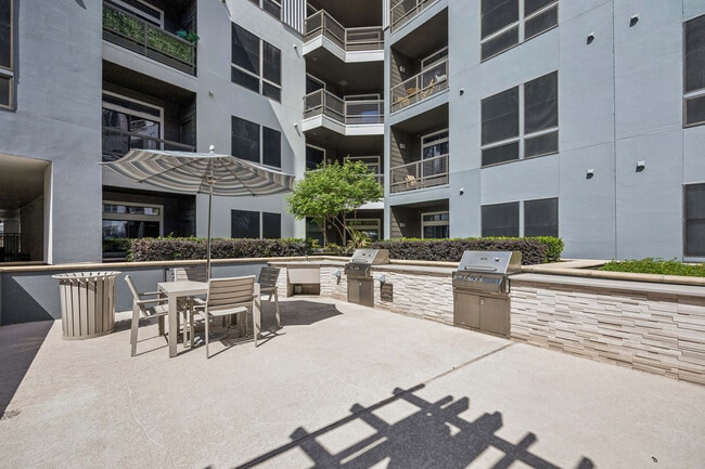 Building Photo - Aston Post Oak