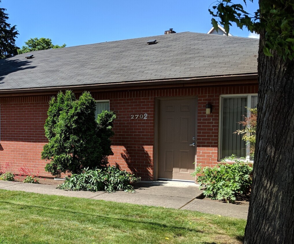 Foto principal - 2700/2702 E. 32nd Street