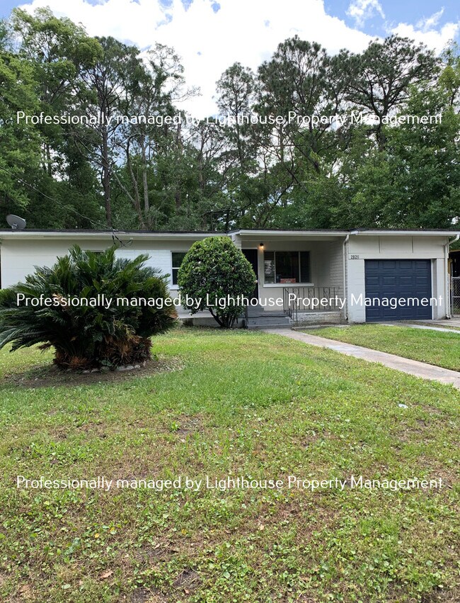 Building Photo - Huge 4 Bedroom Home With Sunroom And Garage