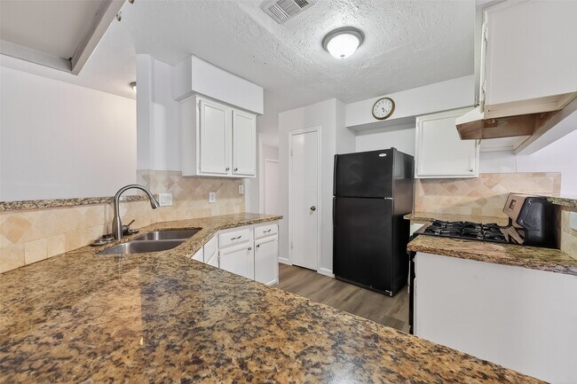 Foto del edificio - 22022 Kenlake Dr