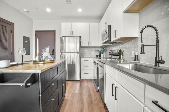 Building Photo - 555 Boulevard