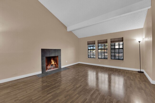 Foto del edificio - Beautiful 4 bed/ 3 bath POOL Home For Rent