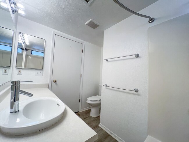 Building Photo - TRI-PLEX- COTTONWOOD - VERDE VILLAGE UNITS