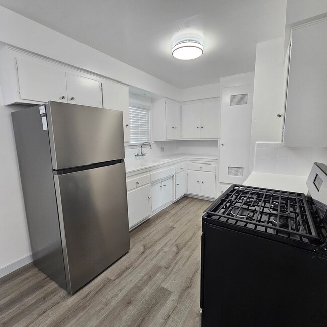 Foto del edificio - Beautiful Spacious 1 Bed/1 Bath Apartment with Parking $1775
