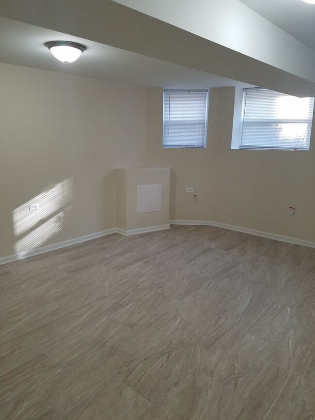 Building Photo - 1252 W Elmdale Ave