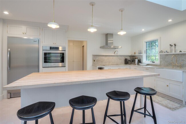 Building Photo - 210 Robinson Ln