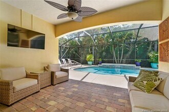 Building Photo - 521 NE Abaca Way