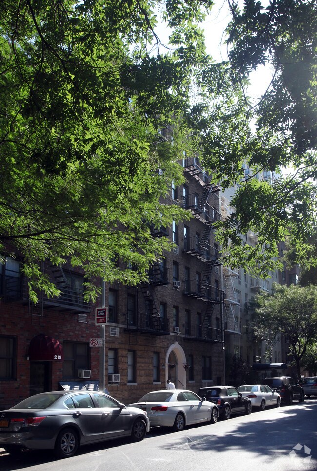 Foto principal - 221 E 76th St