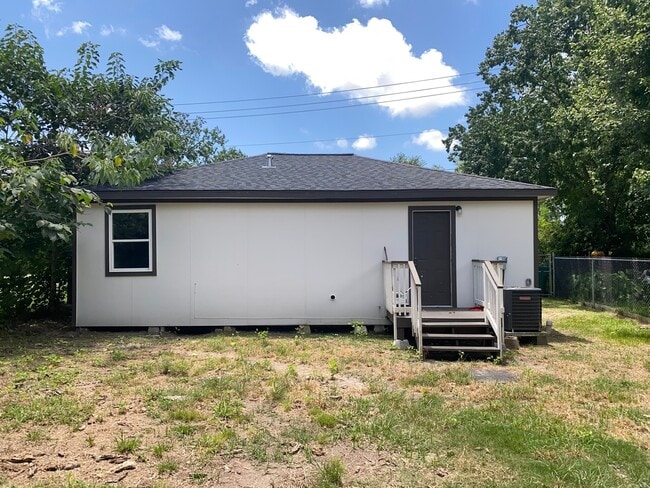 Building Photo - 2016 Magnolia Dr