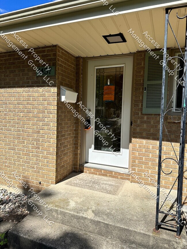 Building Photo - Gorgeous Updated 4 Bedroom with Finished B...