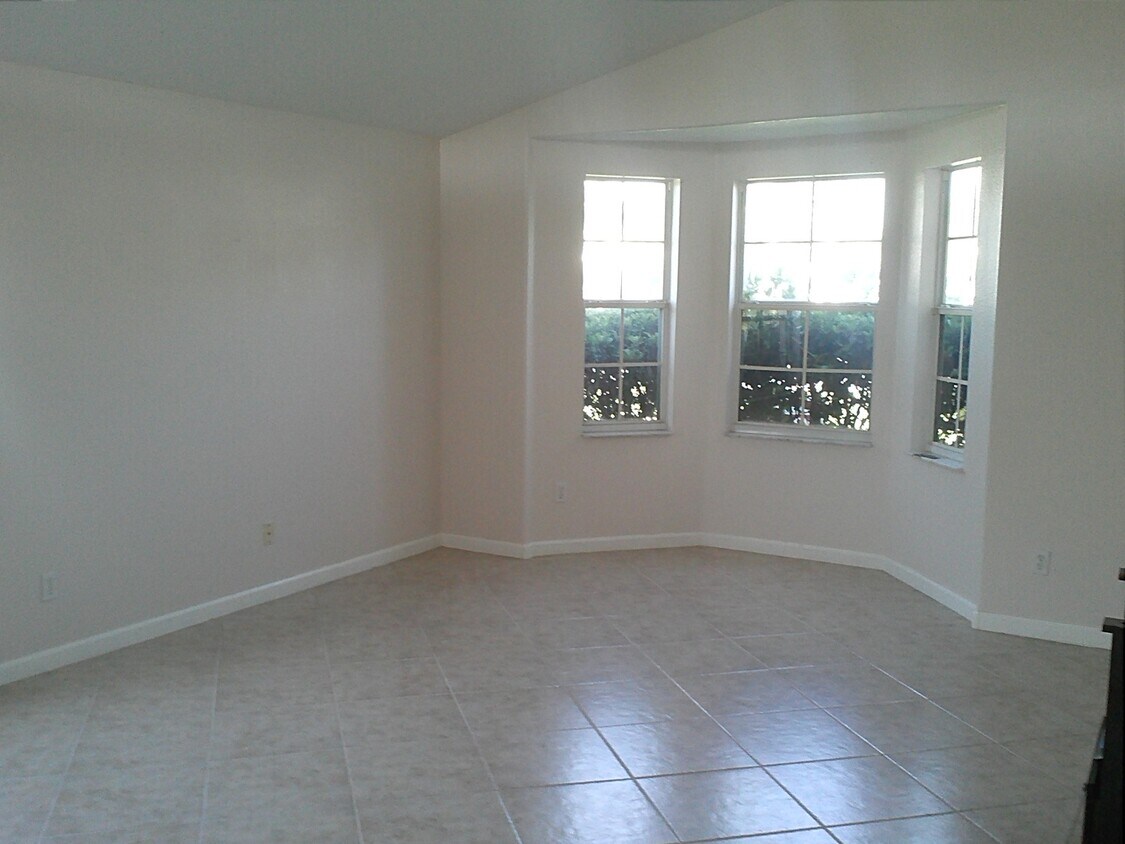 Building Photo - 3/2 in Kissimmee, 2 car garage, pond view