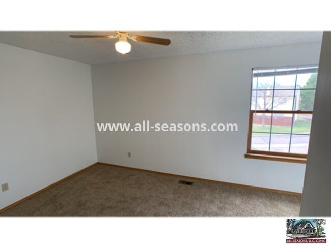 Building Photo - Southeast Townhome Close to Bases!