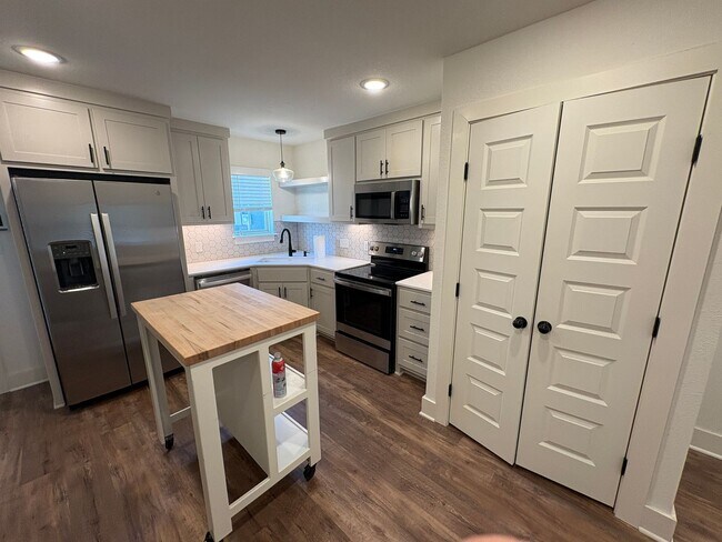 Building Photo - 1bd/1ba House Available!