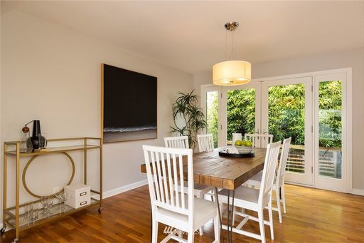 Foto del edificio - Beautiful Mid-Century Home on a Corner Lot...