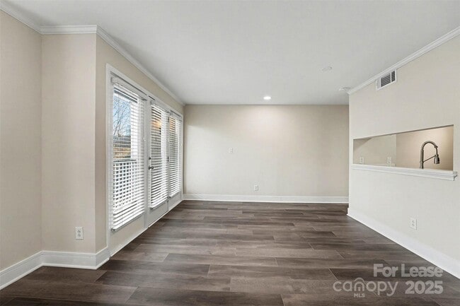 Building Photo - 300 S Cedar St