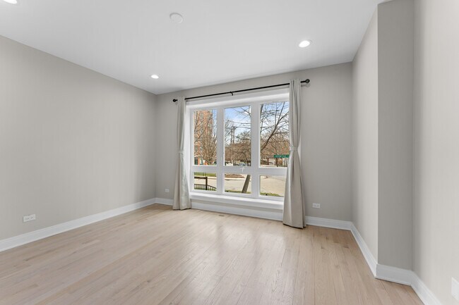 Foto del edificio - 7428 N Rogers Ave