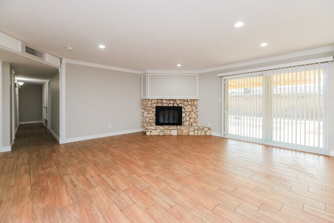 Building Photo - 525 E Geneva Dr