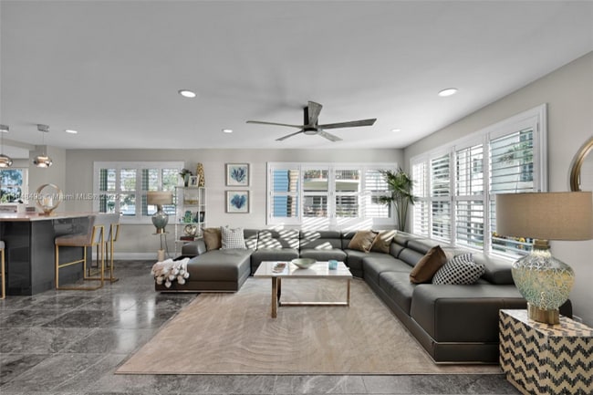 Foto del edificio - 372 Golfview Rd