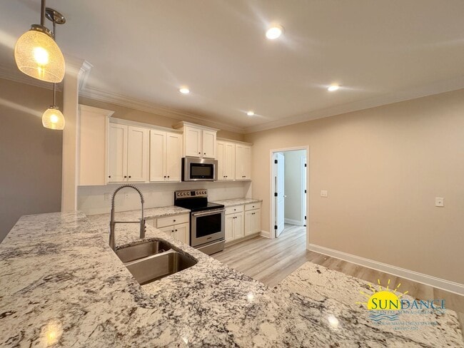 Building Photo - $500 OFF in NOVEMBER: Move-In Special!