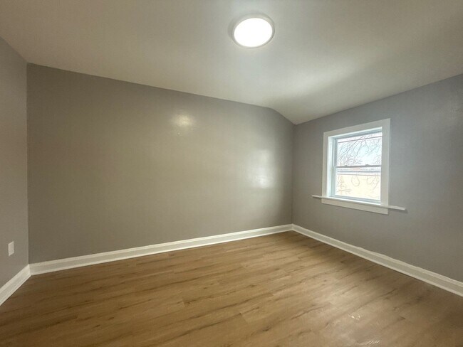 Foto del edificio - Charming 3-Bedroom Home with Fenced Yard & Private Parking