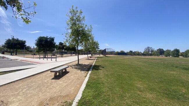 Foto del edificio - 8393 Summerdale Rd