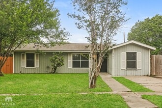 4705 Wynona Dr